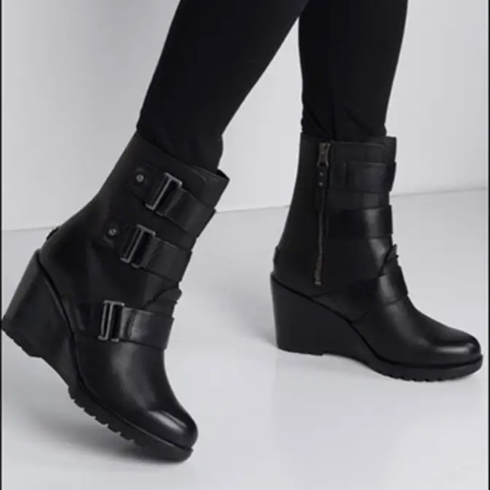 Sorel After Hours Black Wedge Waterproof Bootie size 9